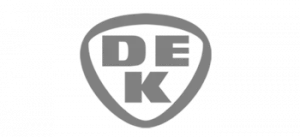 Verpixeltes Graustufenbild eines Schildes mit den Buchstaben PJ in der Mitte.