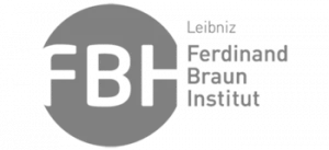 Graues kreisförmiges Logo mit den Buchstaben "UN" und dem Text "United Nations Educational, Scientific and Cultural Organization".