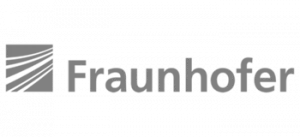 Fraunhofer-Logo mit einer grün-weißen stilisierten Wind- oder Wellengrafik links neben dem Text.