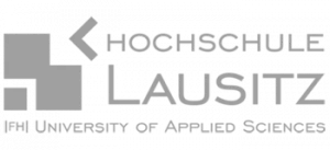 Logo der Hochschule Lausitz mit deutschem Text und abstraktem geometrischen Muster auf der linken Seite.